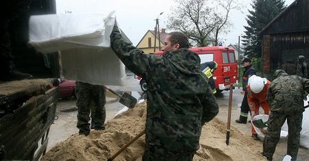 Śmigłowce i ciężki sprzęt - wojsko wkracza do akcji