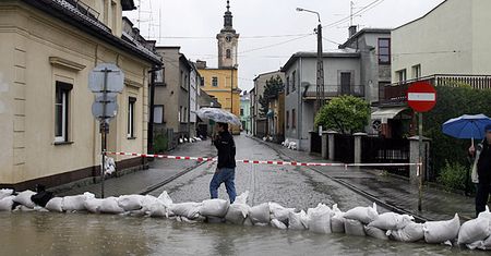 Meteorolodzy: wciąż deszcz, choć będzie trochę cieplej