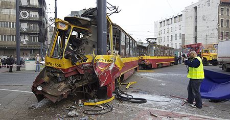 Tramwaj uderzył w słup - 1 osoba zginęła, wielu rannych