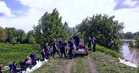 Fala przechodzi przez stolicę; zepsuła się jedna z pomp