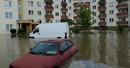 Kończą wypompowywać wodę z zalanego osiedla