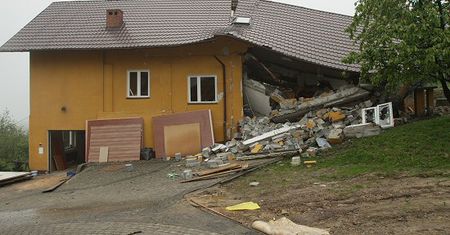 Życie powoli wraca do normy, groźne są osuwiska