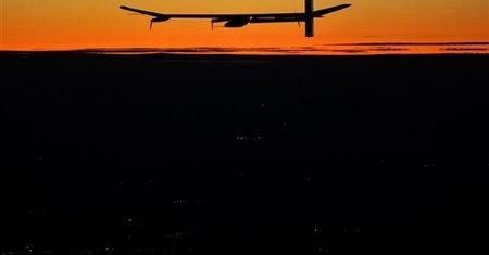 Samolot napędzany energią słoneczną lata nocą