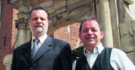 Gej z orędzia Kaczyńskiego pomodlił się przy sarkofagu