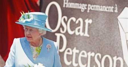 Królowa Elżbieta II odsłoniła pomnik Oscara Petersona