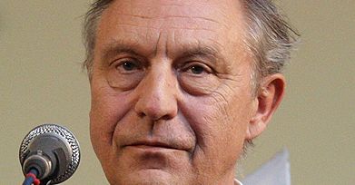 Piesiewicz nie odpowie za narkotyki - chroni go immunitet