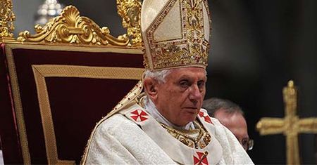 Papież w geście pokory umył nogi dwunastu księżom
