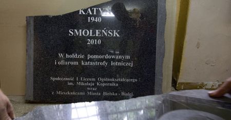 Zniszczono tablicę upamiętniającą katastrofę smoleńską