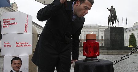 Zgasił znicz przed Pałacem; "pora zakończyć żałobę"