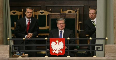 Komorowski jest "mniej łaskawy" niż jego poprzednicy