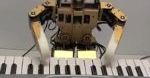 Elektroniczny Elton John: robot-pianista
