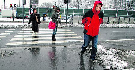 Topniejący śnieg zamienił rondo w bajoro nie do przebycia