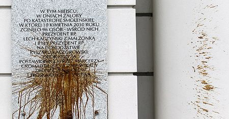 71-latek zbezcześcił fekaliami tablicę na Pałacu Prezydenckim