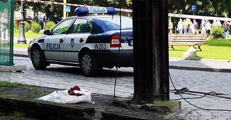 Krzyż spadł na bezdomnego - tragedia przed katedrą