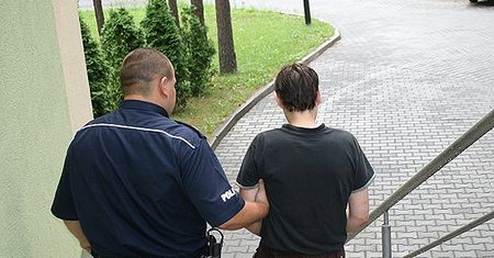Córka próbowała zadźgać ojca nożem