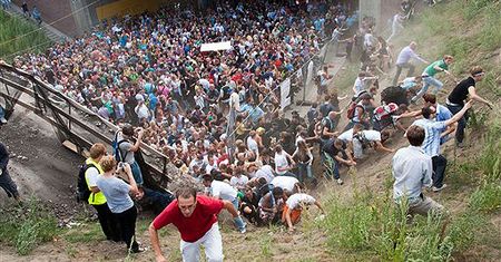 "Z czasem zaczęło brakować powietrza" - zmarła 19. ofiara paniki na Love Parade
