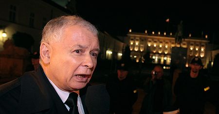 Znicze, krzyże, modlitwy i przyśpiewki pod Pałacem
