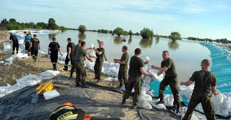 Fala na Wiśle: mieszkańcy wyjeżdżają z Sandomierza