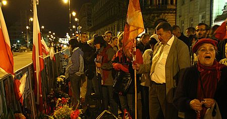 Obrońcy krzyża zbierają na pomnik, znicze i ulotki