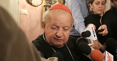 Dziwisz: krzyż przed Pałacem jest bezczeszczony!