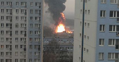Kłęby dymu nad Poznaniem, płonie hurtownia - zobacz film