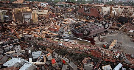 25 zabitych i 9 rannych po tornadach i burzach w USA