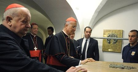 Z grobu Jana Pawła II wyjęto trumnę z jego szczątkami