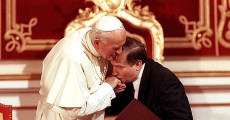 "Przymierze między prezydentem a papieżem to bajka"