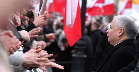 "Prezes PiS wychowuje w przekonaniu o swojej boskości"