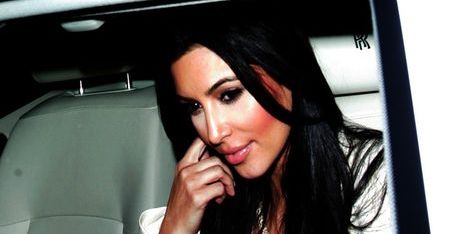 Kim Kardashian pokazuje pierścionek zaręczynowy!