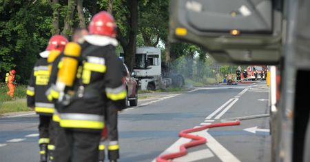 Cysterna z gazem uderzyła w drzewo - utrudnienia trwają
