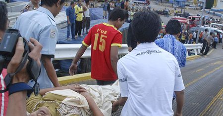 Co najmniej 7 ofiar pożaru promu w Indonezji