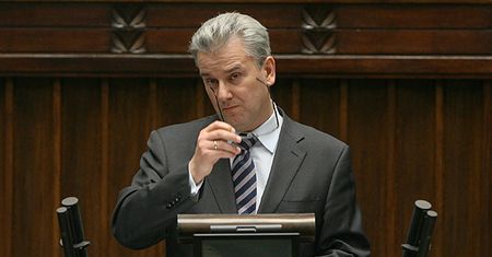 Doprowadził do łez tysiące Polaków i nadal rządzi