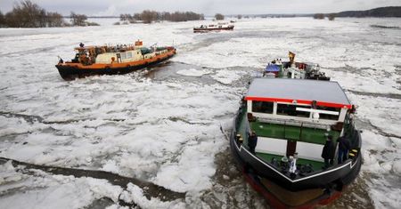 Lodołamacze walczą z zatorem na Wiśle