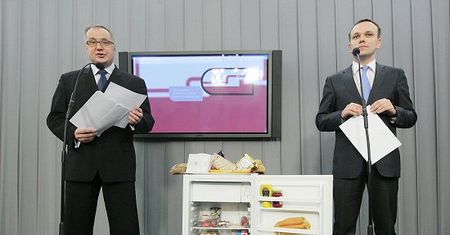 Pokazali politykom PO "lodówkę hańby"