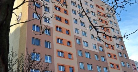 Dwaj młodzi mężczyźni ugodzeni nożem w Krakowie