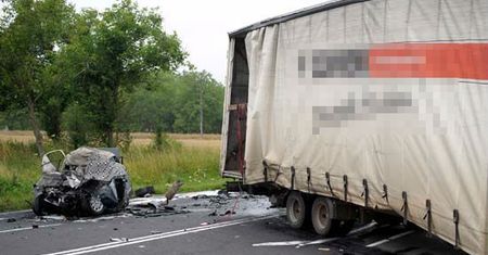 Tragiczny wypadek - kierowca mercedesa zginął na miejscu
