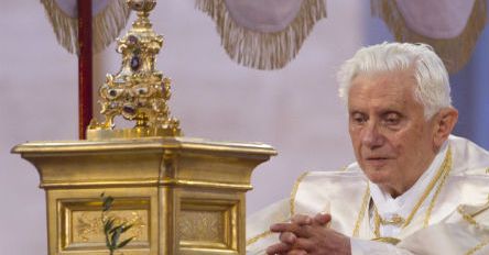 60 godzin modlitwy - prezent księży dla papieża