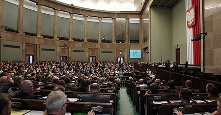 Parlamentarzyści dają sobie po cichu podwyżki