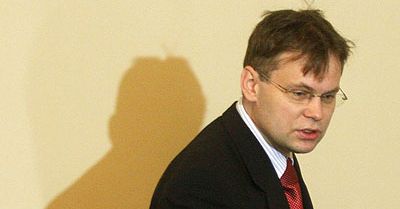 Poseł Mularczyk nie pozwie b. prezesa TK, bo nie ma adresu