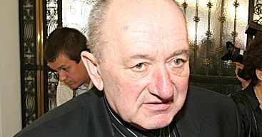 Ojciec K. Olewnika przegląda tajne akta policji