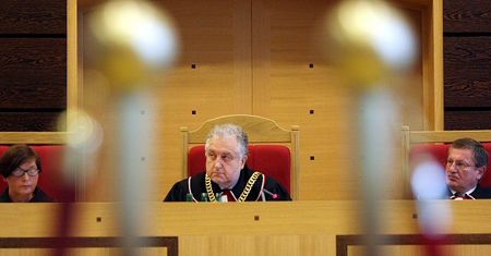 Czy porwany przez terrorystów samolot należy zestrzelić?