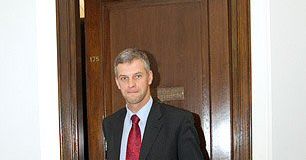 Nielegalnie wiszą na latarniach i słupach