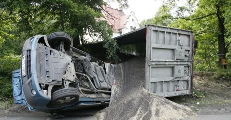 TiR wpadł na teren przedszkola, dwoje rannych