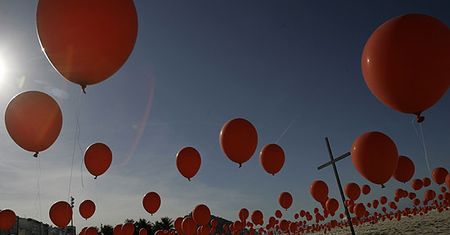 Krzyż w balonikach - przejmujący protest w Brazylii
