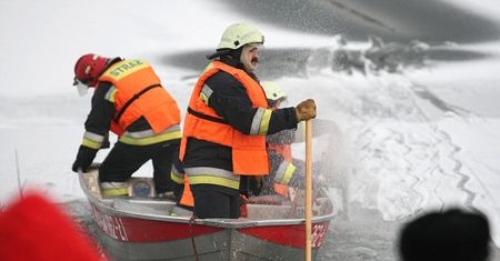 Pośpieszyli ratować dzieci, sami wpadli pod lód