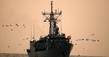 Polski okręt ćwiczy się w walce z piratami