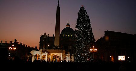 Na Placu św. Piotra stanęła szopka z figurami z XIX w.