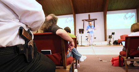 Pastor wzywa do przynoszenia broni do kościoła