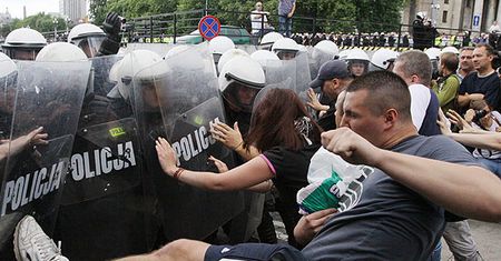 Zamieszki w Warszawie - 35 osób w szpitalach, 15 zatrzymanych